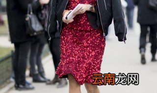 冬季红色短裙要搭配什么上衣好看