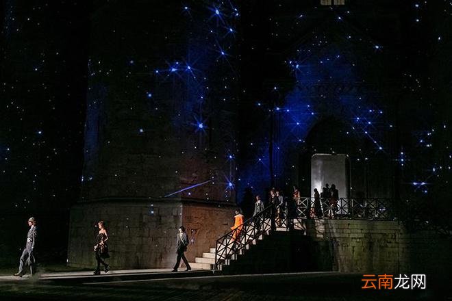 神秘又浪漫 将宇宙星河穿上身能有多美？