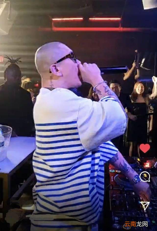 具俊晔在纽约曝光！打扮潮流却胖了一圈，硬汉形象全无尽显幸福肥