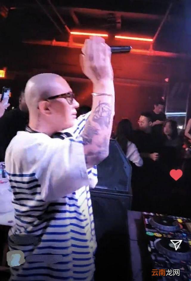 具俊晔在纽约曝光！打扮潮流却胖了一圈，硬汉形象全无尽显幸福肥