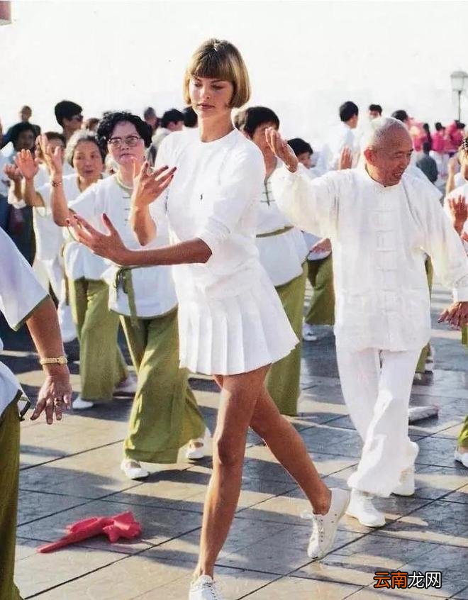 被这位90年代的超模惊艳了 穿搭至今也不过时