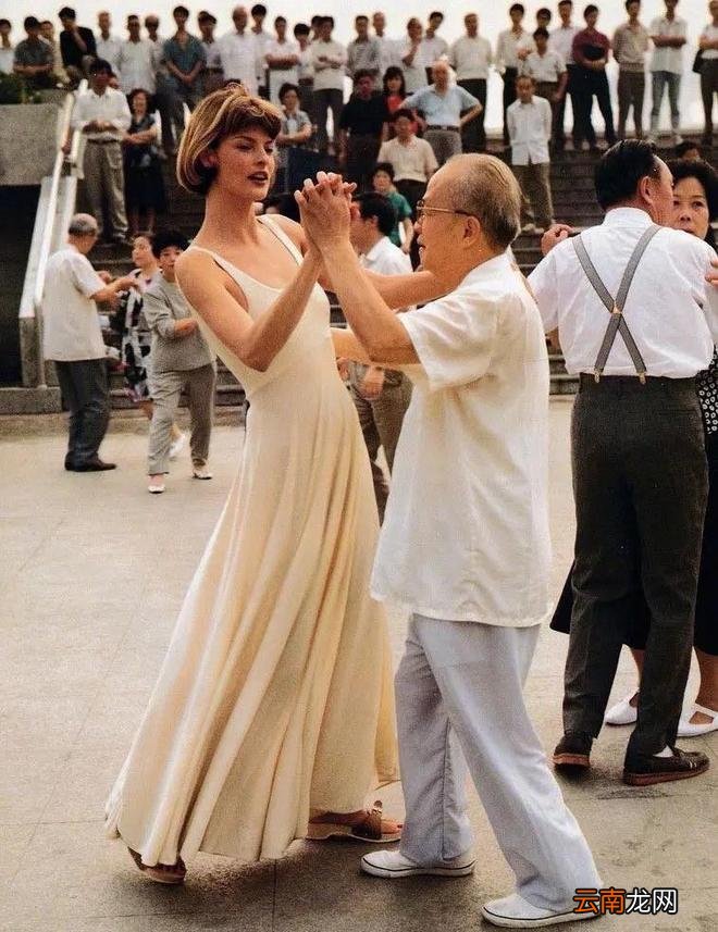 被这位90年代的超模惊艳了 穿搭至今也不过时