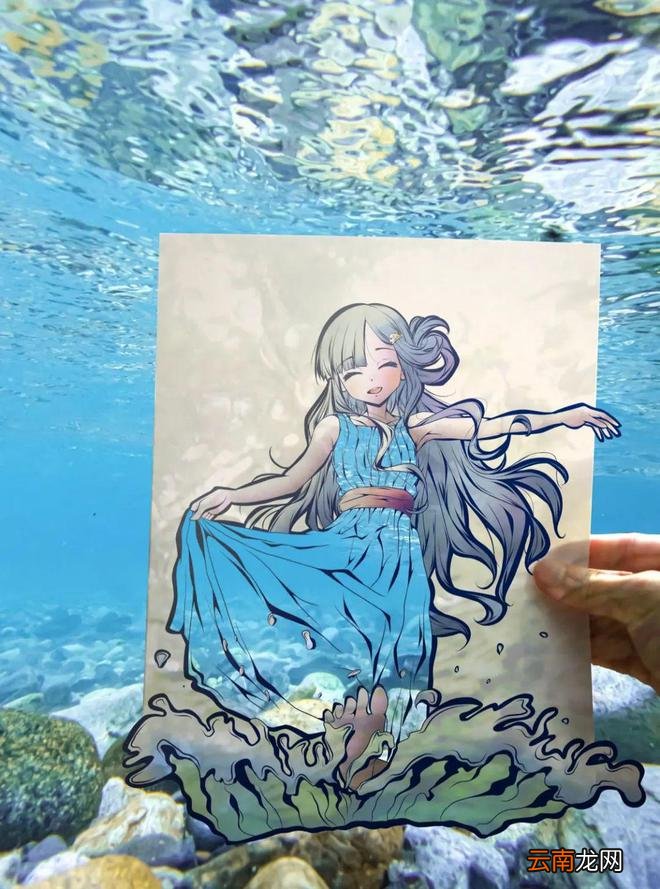 他把插画女孩的衣服都剪掉 用风景搭配美极了