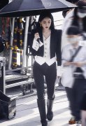娜扎《浮生知星辰》路透穿搭太飒了 氛围感十足
