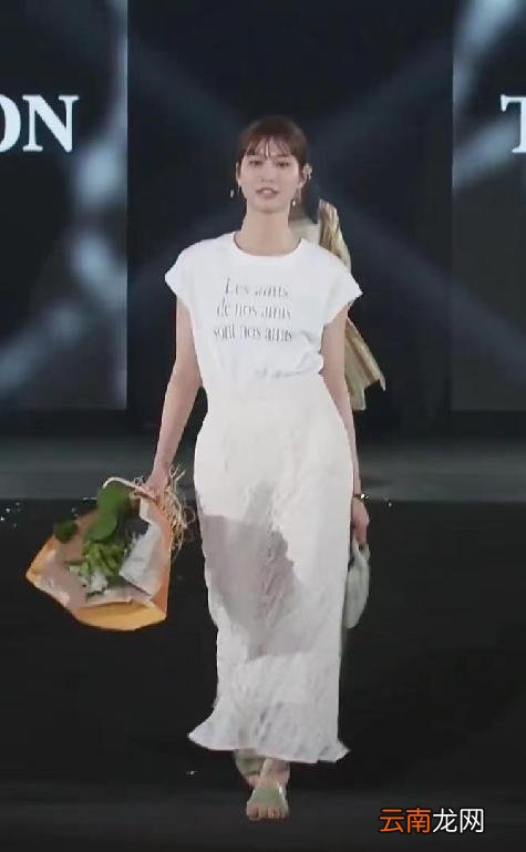 日本秀场的服装好普通 但都挺实用的