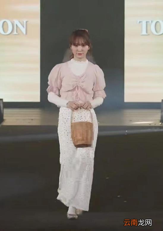 日本秀场的服装好普通 但都挺实用的