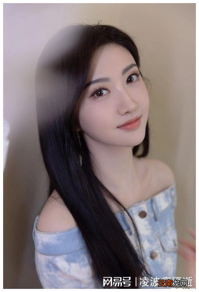 景甜真会穿 一字肩牛仔套装展现曲线身材
