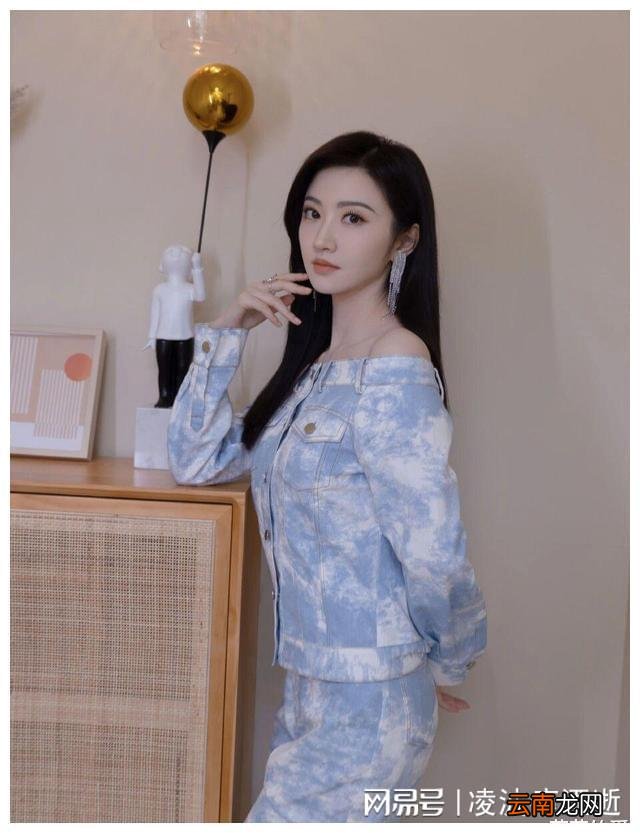 景甜真会穿 一字肩牛仔套装展现曲线身材