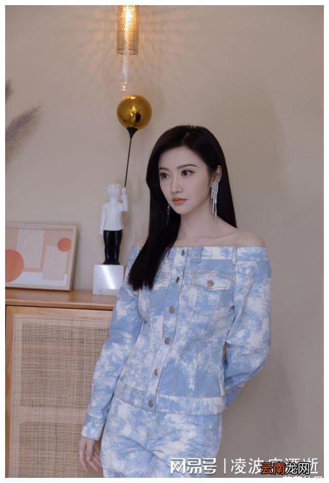 景甜真会穿 一字肩牛仔套装展现曲线身材