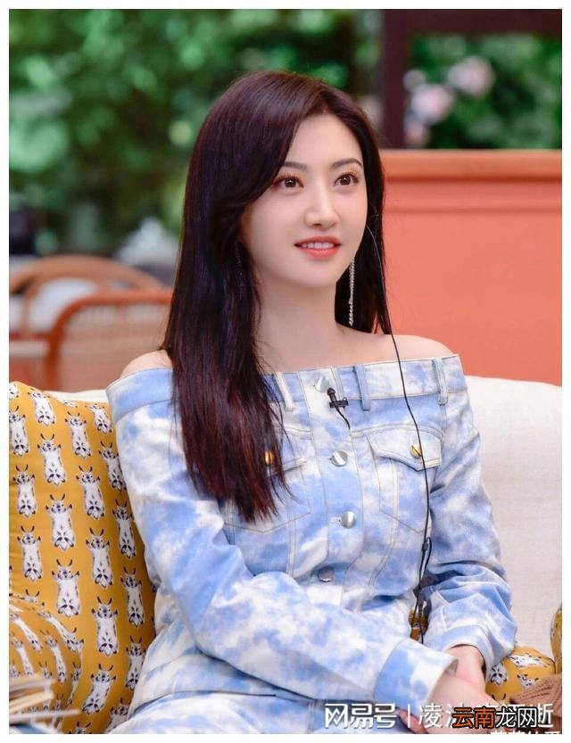 景甜真会穿 一字肩牛仔套装展现曲线身材