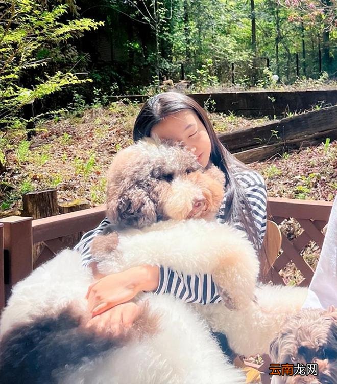 木村光希穿吊带背心秀身材！脱外套露出腹肌，脚上一双凉鞋近3千