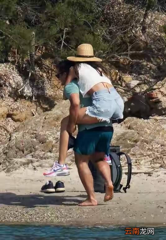 米兰达·可儿穿桃粉，俏皮少女风扑面而来，与老公对视桃心溢出屏