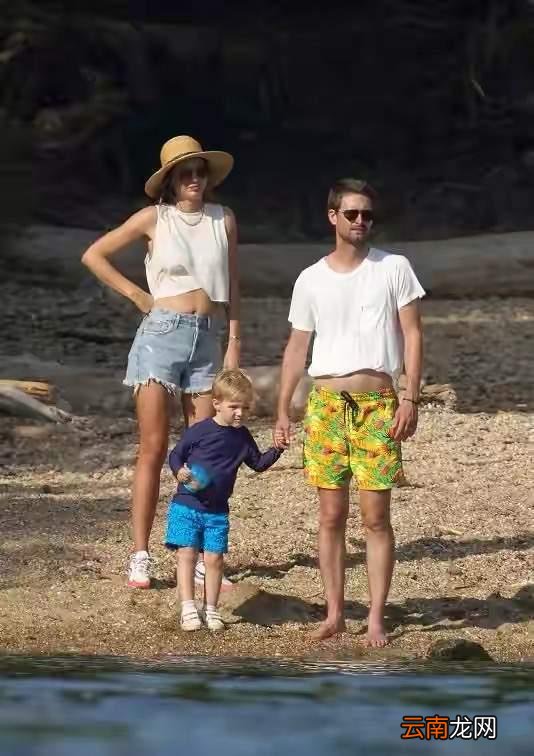 米兰达·可儿穿桃粉，俏皮少女风扑面而来，与老公对视桃心溢出屏