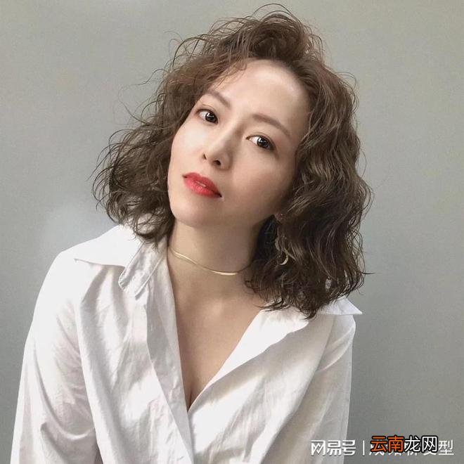 女人过了40岁别再乱染发 选对发色才能自然显年轻