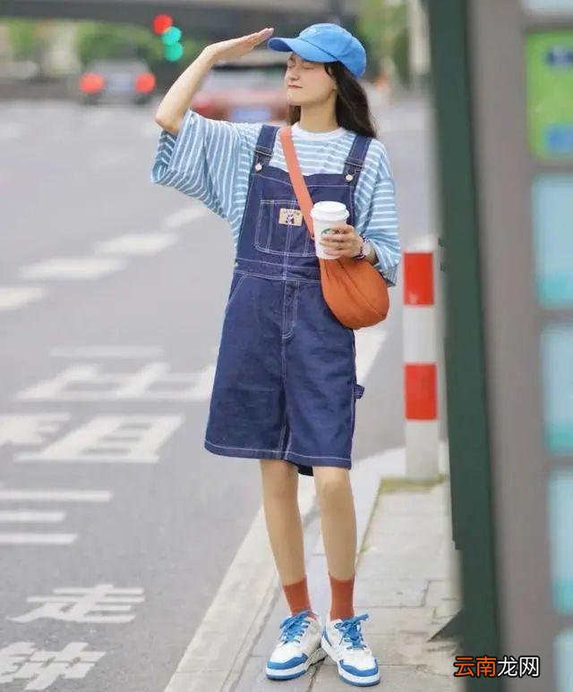 背带裤这样穿,减龄又显高,青春洋气!