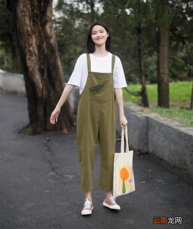 背带裤这样穿,减龄又显高,青春洋气!