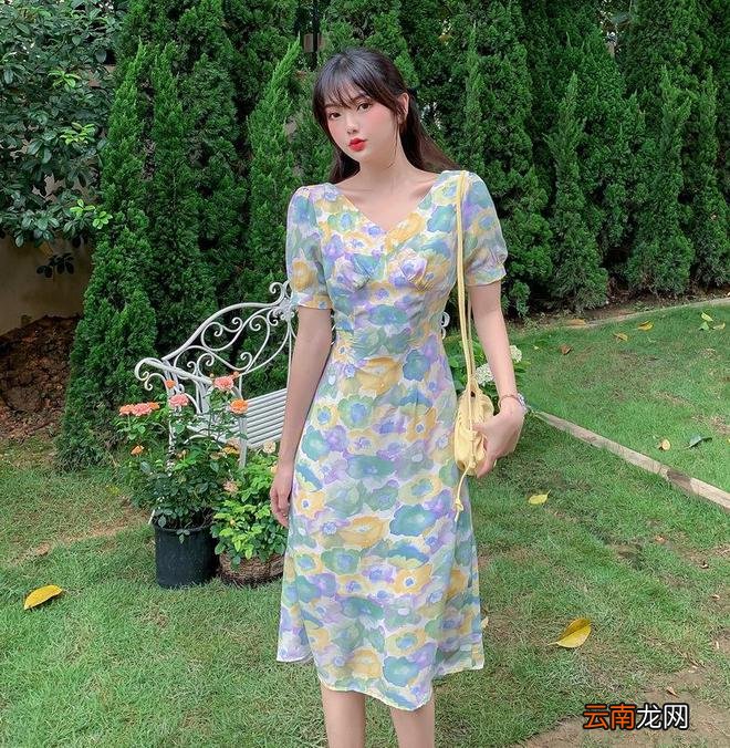 夏天穿短裙太俗气？建议穿这3款长裙，优雅气质又高级