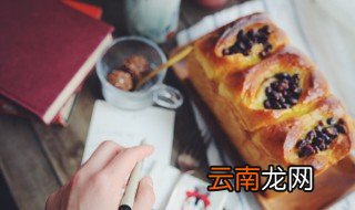 为什么面包烤熟了皮会发硬，烤面包为什么皮硬里面不熟