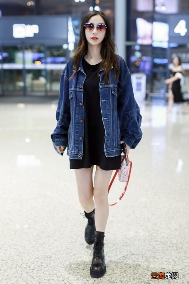 Baby腿部线条匀称比例真好 穿搭也很精致