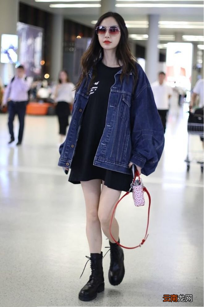 Baby腿部线条匀称比例真好 穿搭也很精致