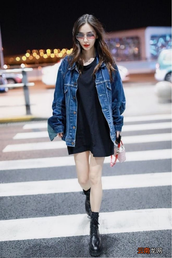 Baby腿部线条匀称比例真好 穿搭也很精致