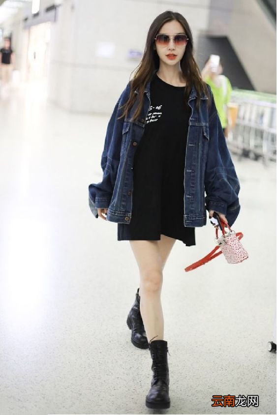 Baby腿部线条匀称比例真好 穿搭也很精致