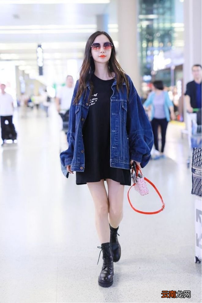 Baby腿部线条匀称比例真好 穿搭也很精致