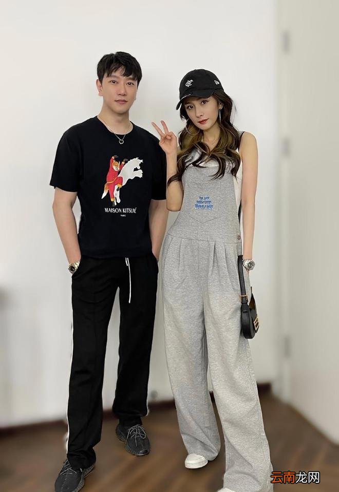 杨幂与朋友合照 穿背心配运动背带裤减龄又时髦