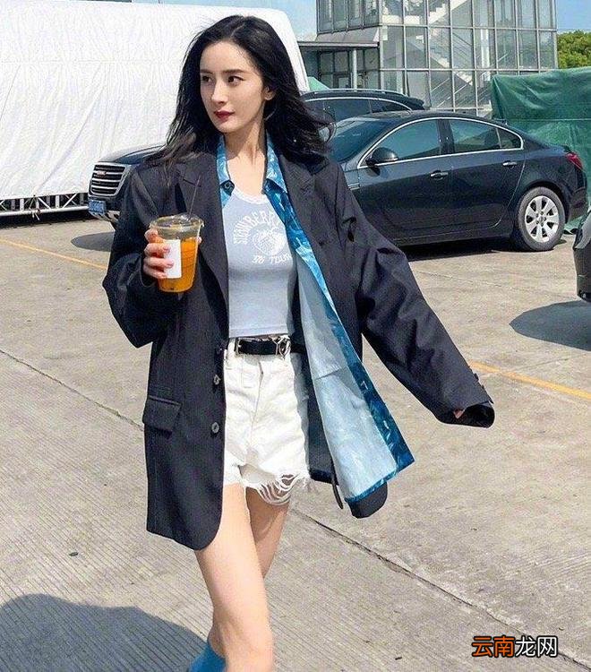 杨幂与朋友合照 穿背心配运动背带裤减龄又时髦