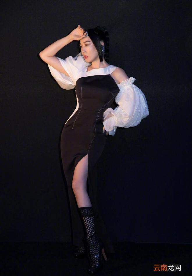 钟丽缇穿泡泡袖开叉裙 高调秀长腿