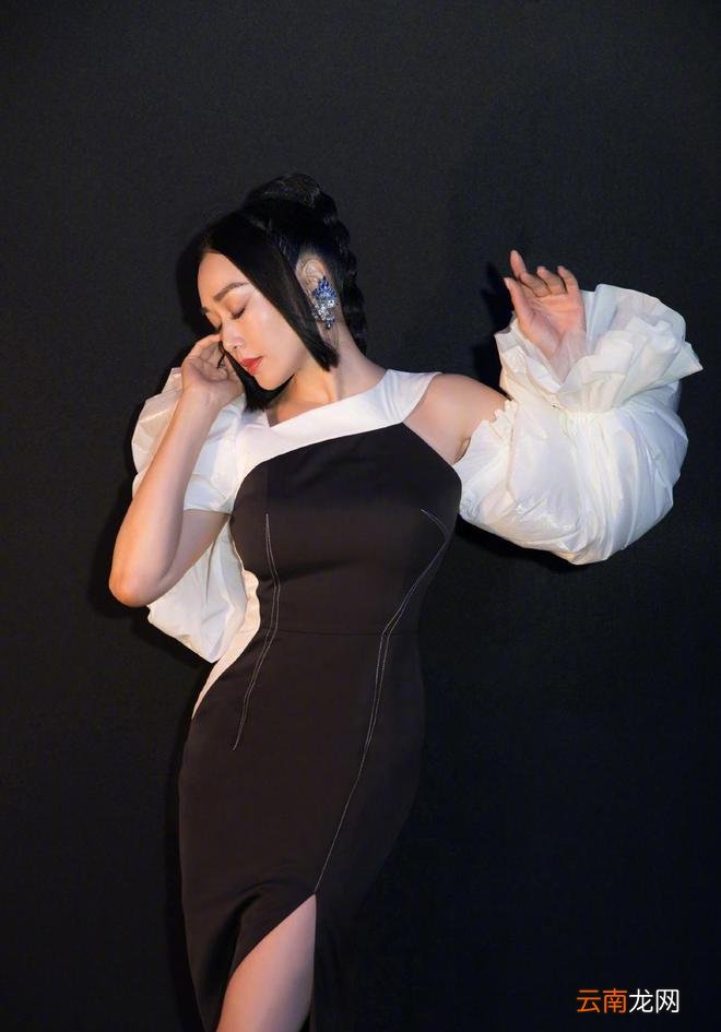 钟丽缇穿泡泡袖开叉裙 高调秀长腿