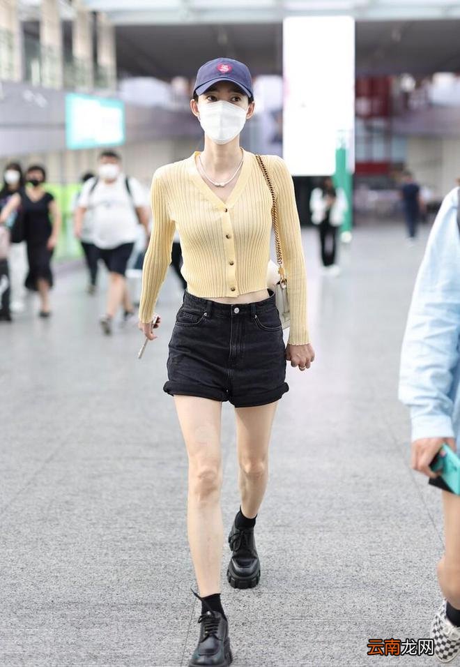 今年牛仔短裤这么穿才好看 看欧美达人的示范