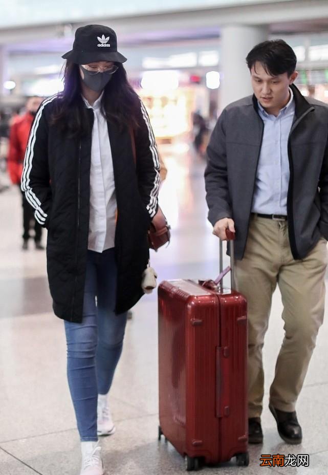 惠若琪比身边老公高半头 穿衣休闲气场足