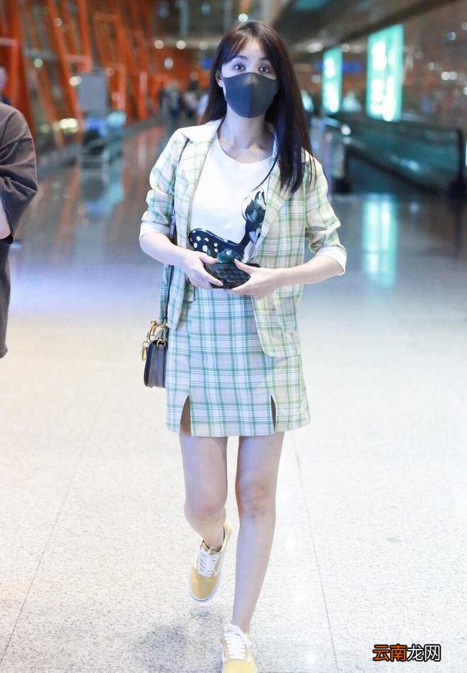 李菲儿虽然身材娇小 但穿套装就很有气势