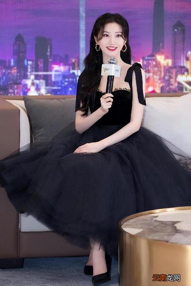 景甜为了显胖特意穿裸色裙 甜美气息好浓