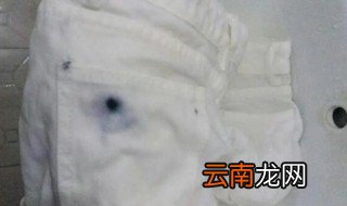 白色牛仔裤上的污渍怎么去除 牛仔裤上白色污渍怎样去除