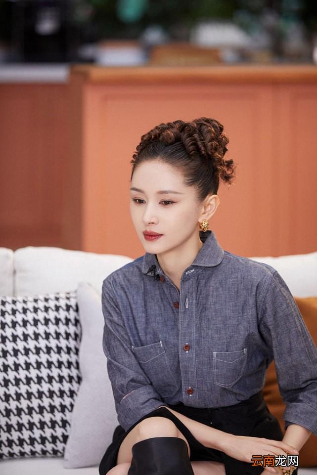 王子文挺高冷的，穿一身牛仔套裙化烟熏妆，造型简单大气还挺飒的