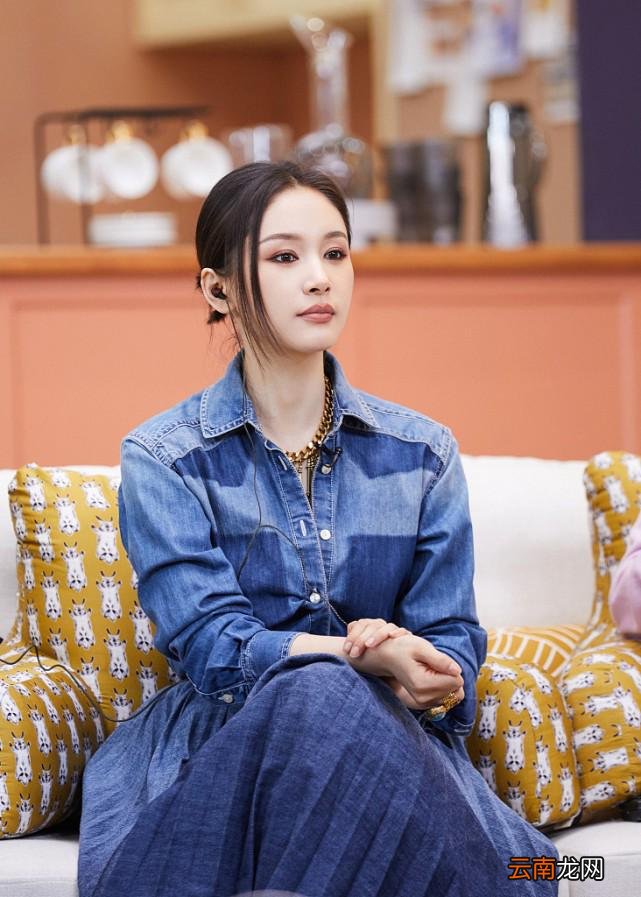 王子文挺高冷的，穿一身牛仔套裙化烟熏妆，造型简单大气还挺飒的