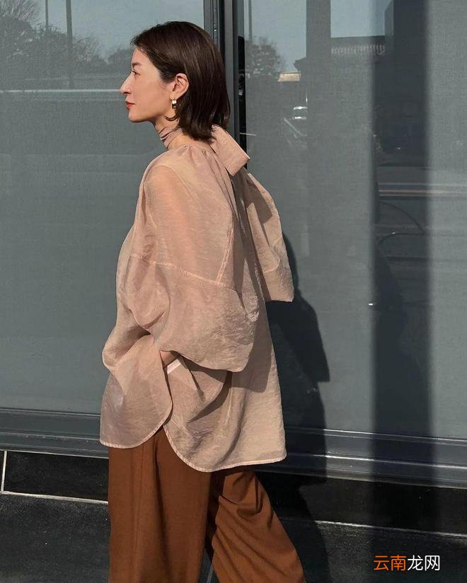 穿得宽松 美得更放松