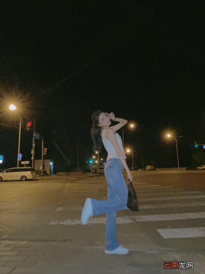倪妮的身材羡慕不来 小白鞋总能有吧