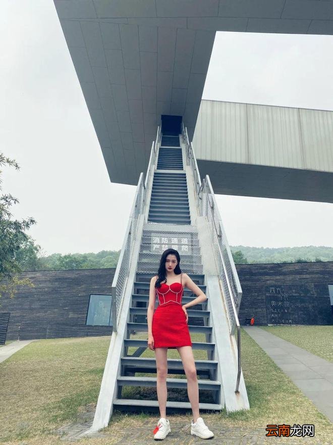 倪妮的身材羡慕不来 小白鞋总能有吧