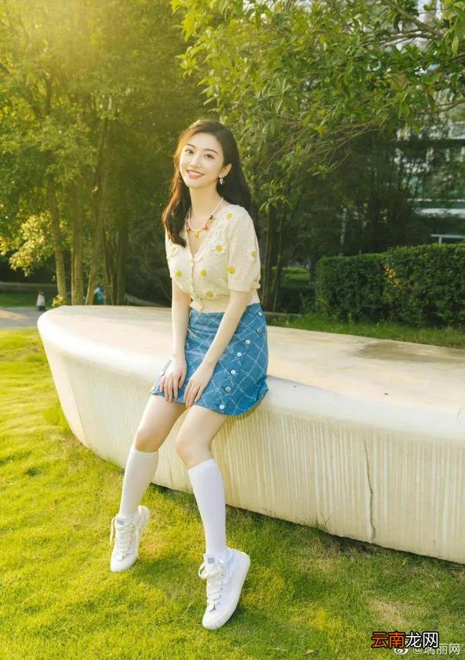 倪妮的身材羡慕不来 小白鞋总能有吧