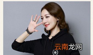 女生黑色卫衣里面什么打底 如何搭配