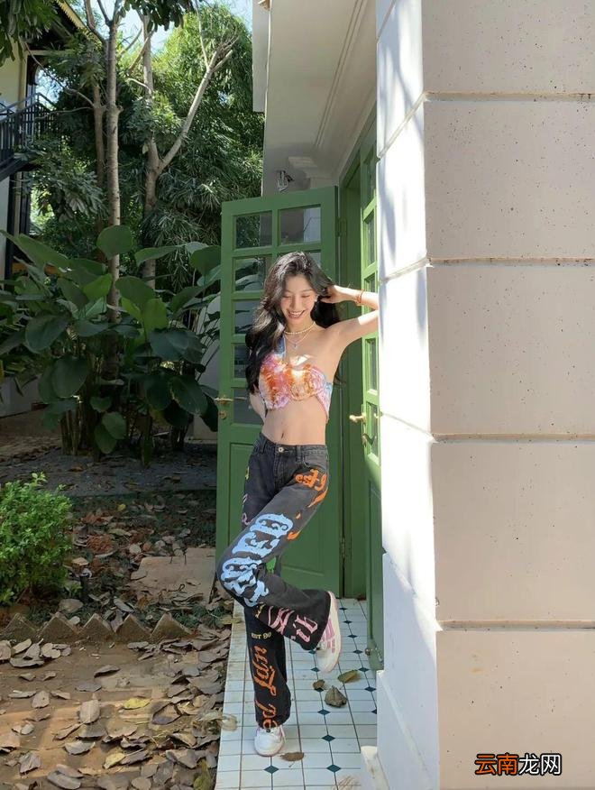 夏天到了，快学易梦玲用高级性感美得大大方方