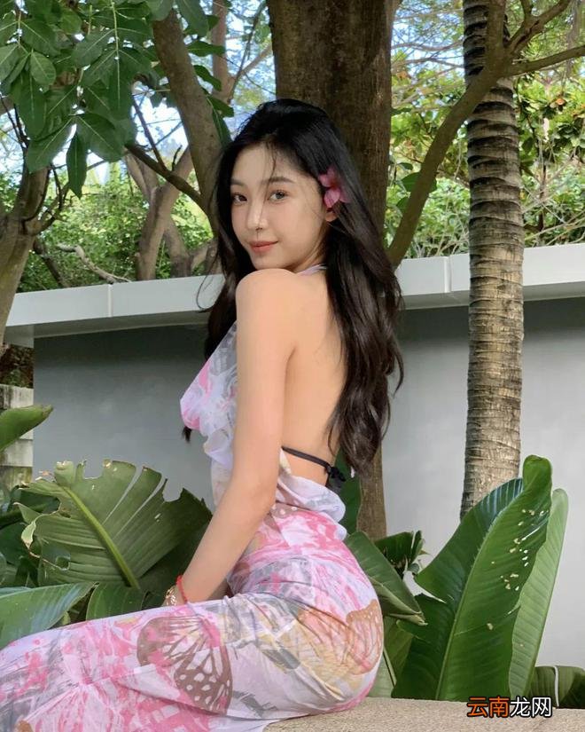 夏天到了，快学易梦玲用高级性感美得大大方方