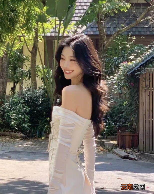 夏天到了，快学易梦玲用高级性感美得大大方方