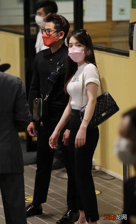 郭富城携娇妻走机场，穿西装显得正式，方媛穿香奈儿短袖却挺时髦