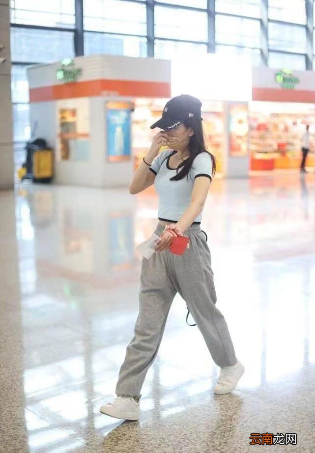 郭富城携娇妻走机场，穿西装显得正式，方媛穿香奈儿短袖却挺时髦