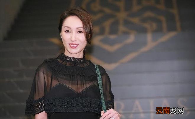 51岁郭可盈仍然挺有韵味,穿吊带裙配透视薄纱,白皙肤色好提气质