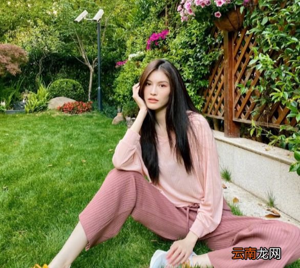 超模常见的“精致型”穿法，有2个窍门，简约高级，适合中年女人